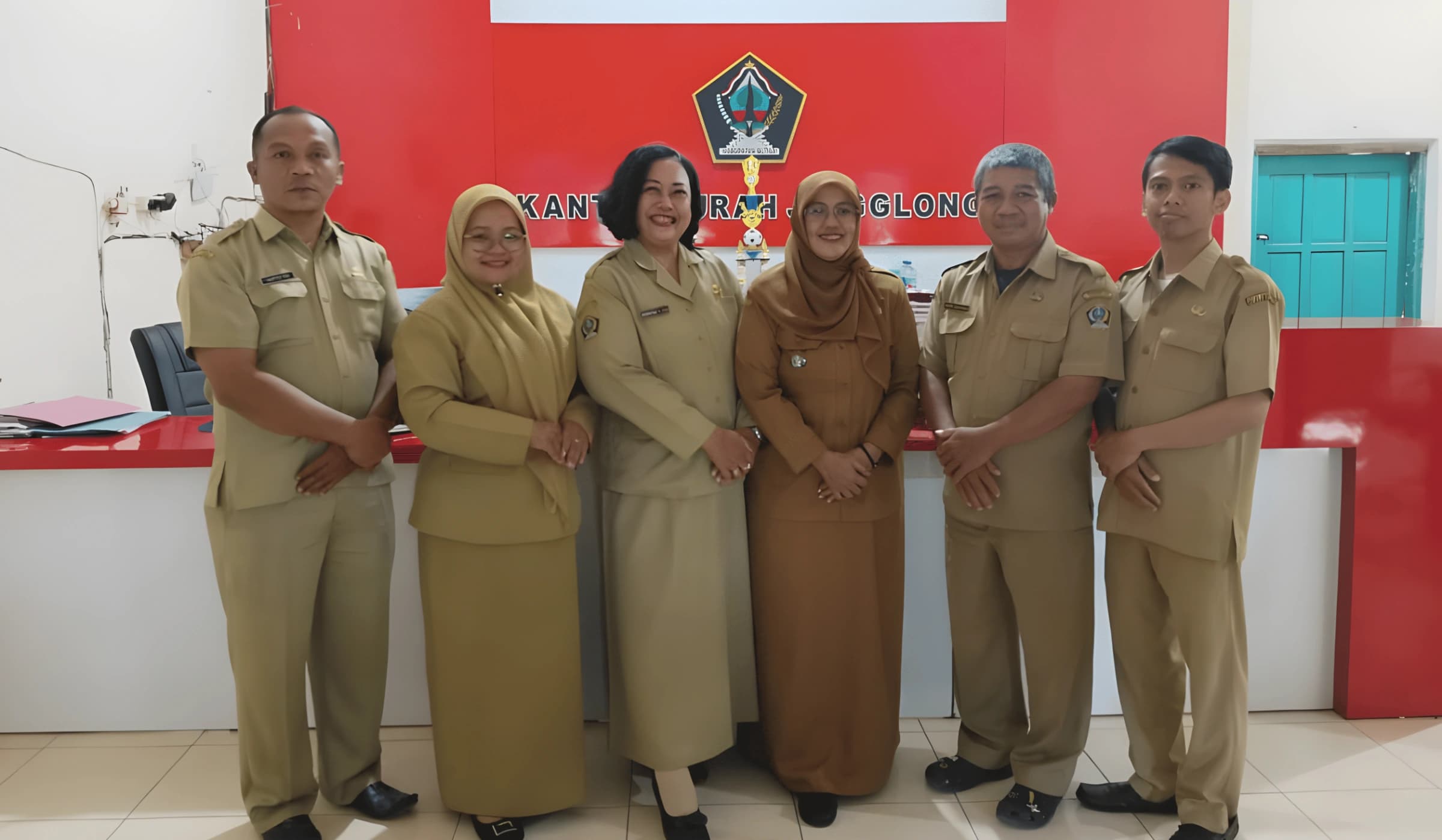 Foto bersama perangkat Kelurahan Jingglong